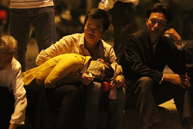 Ngu dem tren via he, cho dua tang Dai tuong hinh anh