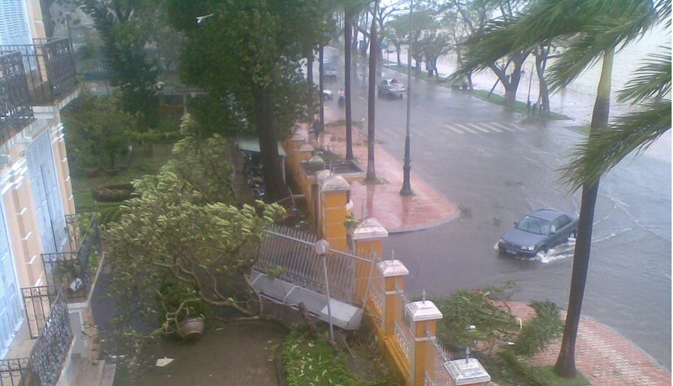 Duong ven song Han dieu tan trong bao Nari hinh anh