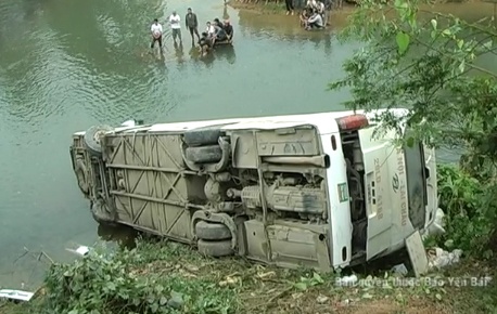 Clip xe khach cho 35 nguoi lao xuong suoi o Yen Bai hinh anh