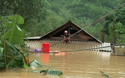 Co giao mang bau bi lu cuon troi o Quang Binh hinh anh