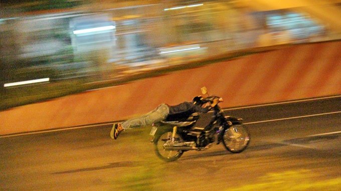 Quai xe quay tung tren duong dep nhat Sai Gon hinh anh