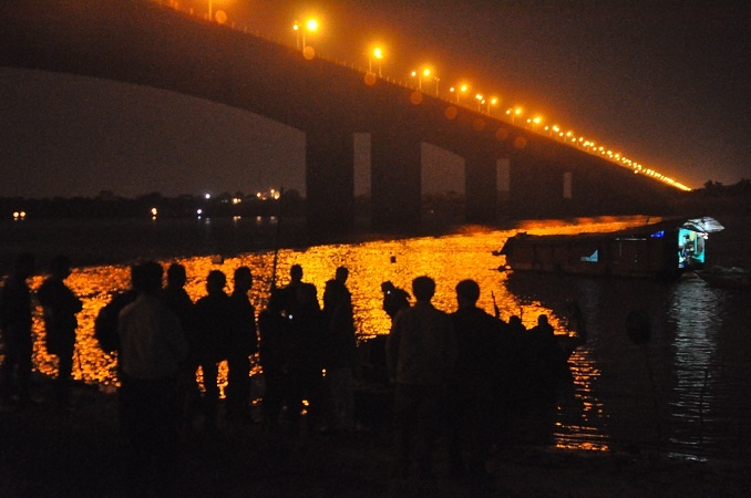 Dung luoi, moc cau tim nguoi nang nguc bi nem xac hinh anh