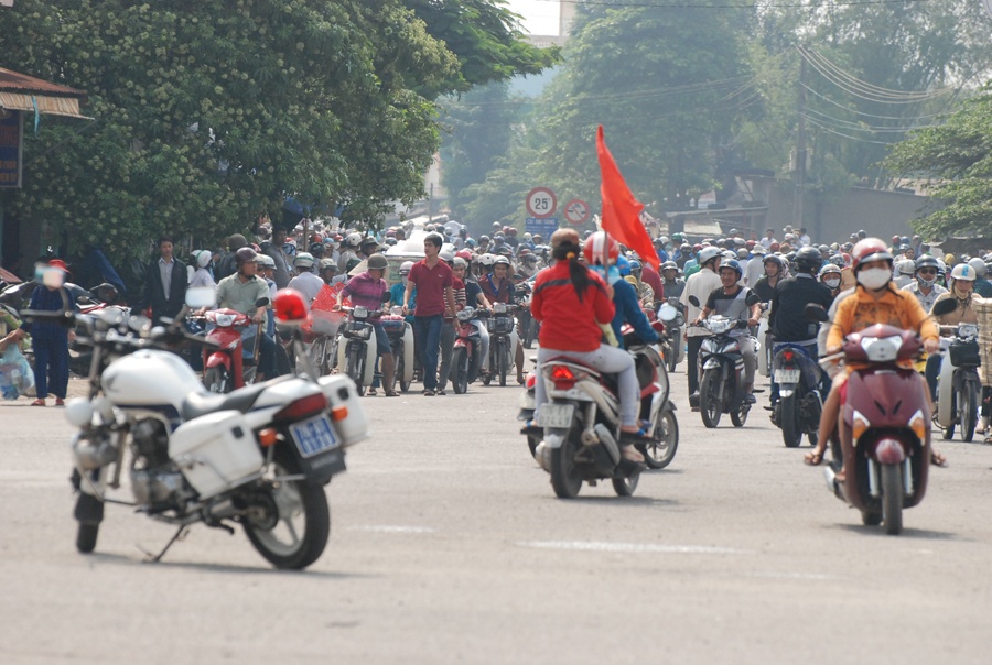 Phan doi doanh nghiep, hang nghin nguoi chia cat quoc lo hinh anh