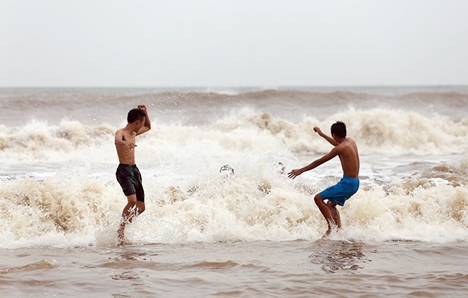 Bao quet ven bien, nguoi dan van dua voi tu than hinh anh