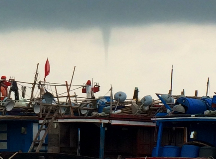 Voi rong tien vao bo bien Hue ngay truoc sieu bao hinh anh