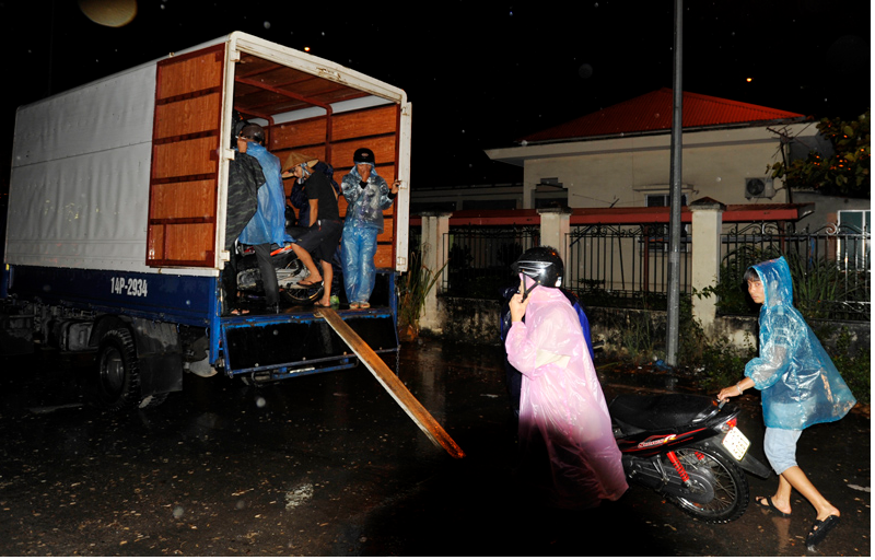 Nguoi Hai Phong nua dem be con di tranh bao hinh anh