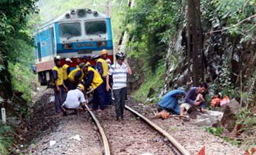 Tau Bac - Nam trat khoi duong ray o Phu Yen hinh anh