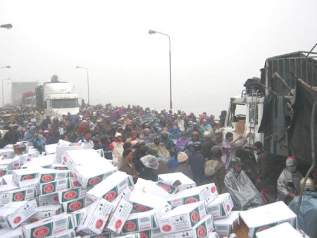 Dan mang ca xe ba gac ra hoi cua, mac tai xe van xin hinh anh