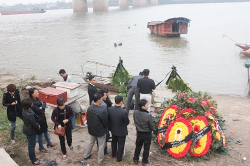 Nghi an co nguoi thu 3 phi tang xac chi Huyen? hinh anh