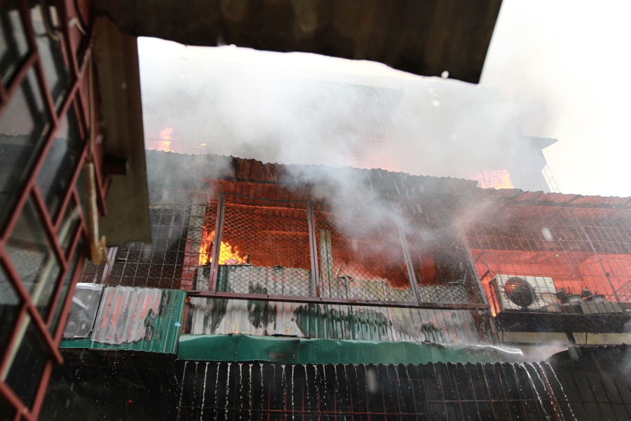 Lua bao vay 3 mat toa nha 5 tang trong ngo hep o Ha Noi hinh anh