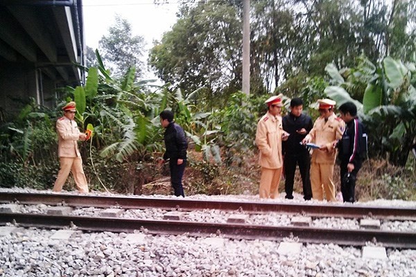 Nghe dien thoai tren duong ray, thieu nu bi tau dam chet hinh anh