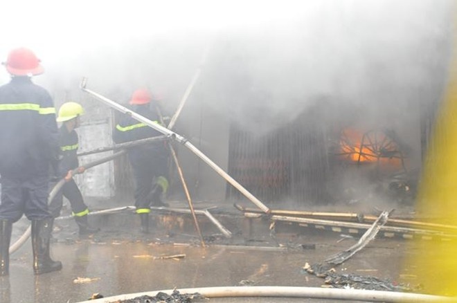 Cho o Ha Noi chay du doi trong mua ret hinh anh