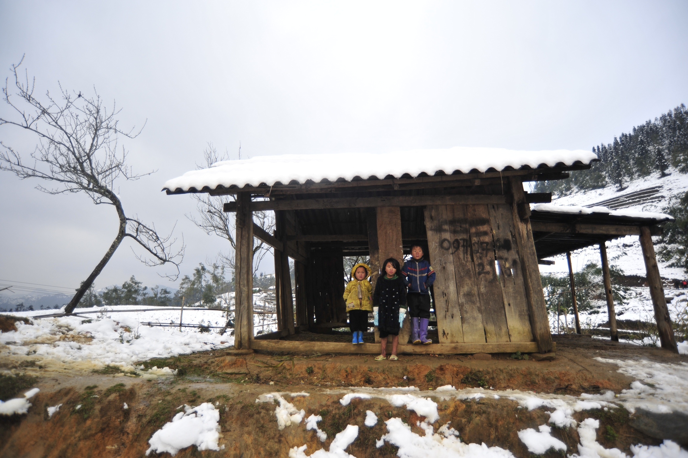 Nhung doi chan tran tren tuyet Sa Pa lam nhieu nguoi roi le hinh anh