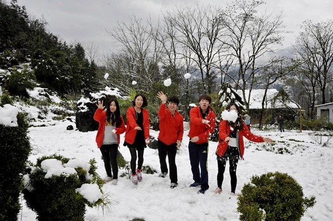 Khach du lich do xo len Sa Pa trong tuyet trang hinh anh