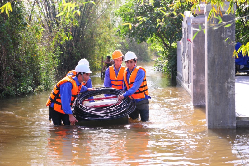 Chuyen it nguoi biet ve cuu... song mua bao lu hinh anh