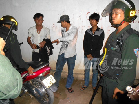 Truy duoi kinh hoang 3 quai xe 'treu nguoi' CSCD hinh anh