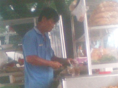 Ty phu trung so doc dac... giu nha ve sinh hinh anh