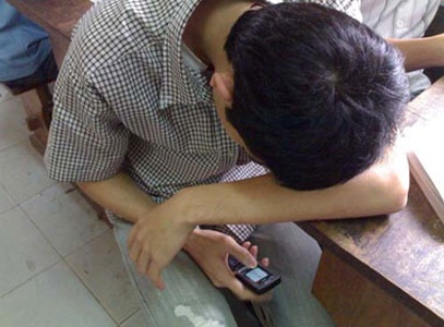 Sinh vien dam giang vien vi xin diem khong duoc hinh anh