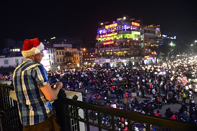 Ngat xiu giua bien nguoi di choi Noel hinh anh