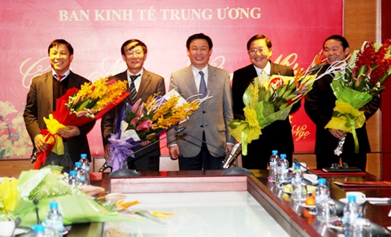 Bo Chinh tri bo nhiem cac Pho ban Kinh te Trung uong hinh anh