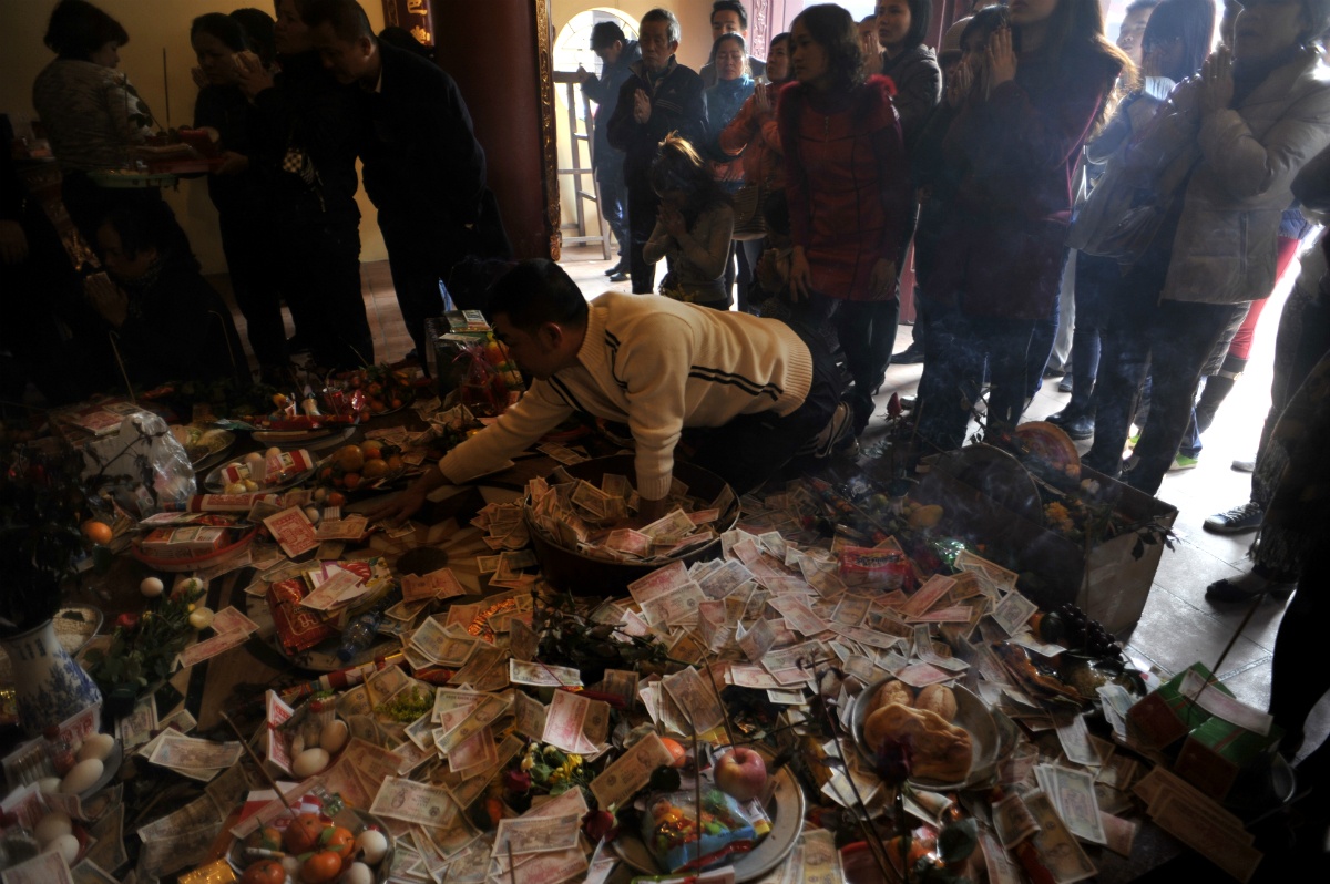 Tien le tran duoi san phu Tay Ho ngay dau nam 2014 hinh anh