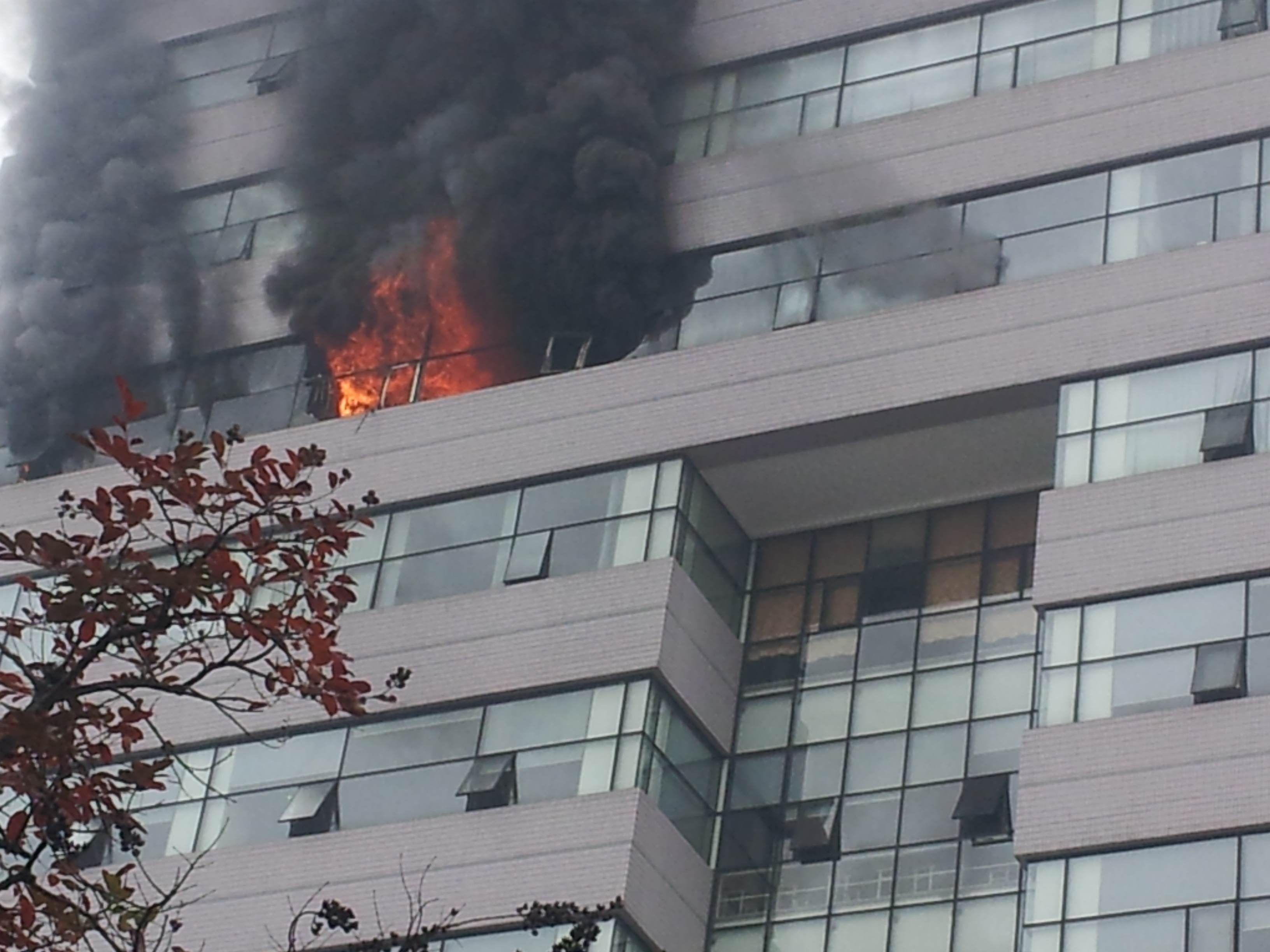 Chay du doi tai dai hoc Ngoai thuong khi sinh vien dang thi hinh anh