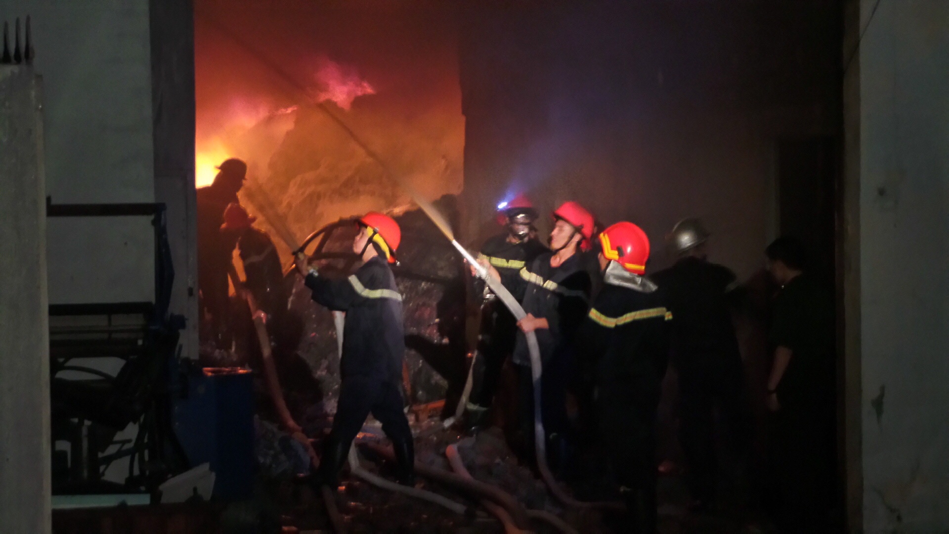 100 linh cuu hoa Sai Gon vat lon voi dam chay kho vai hinh anh