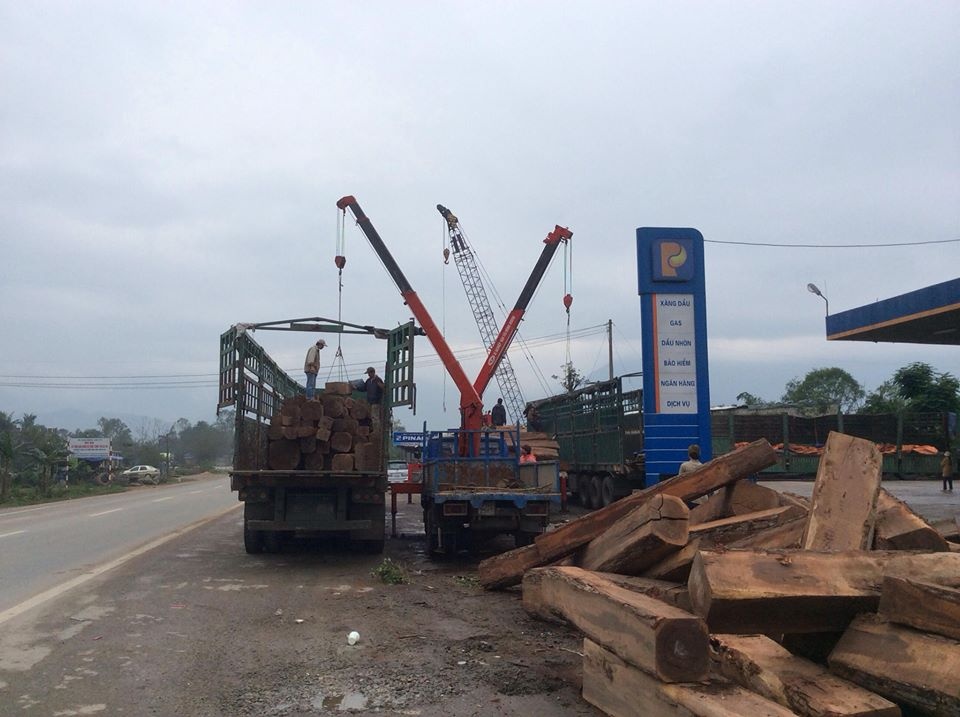 Xe sieu truong lat tren deo, huyet mach Bac - Nam te liet hinh anh