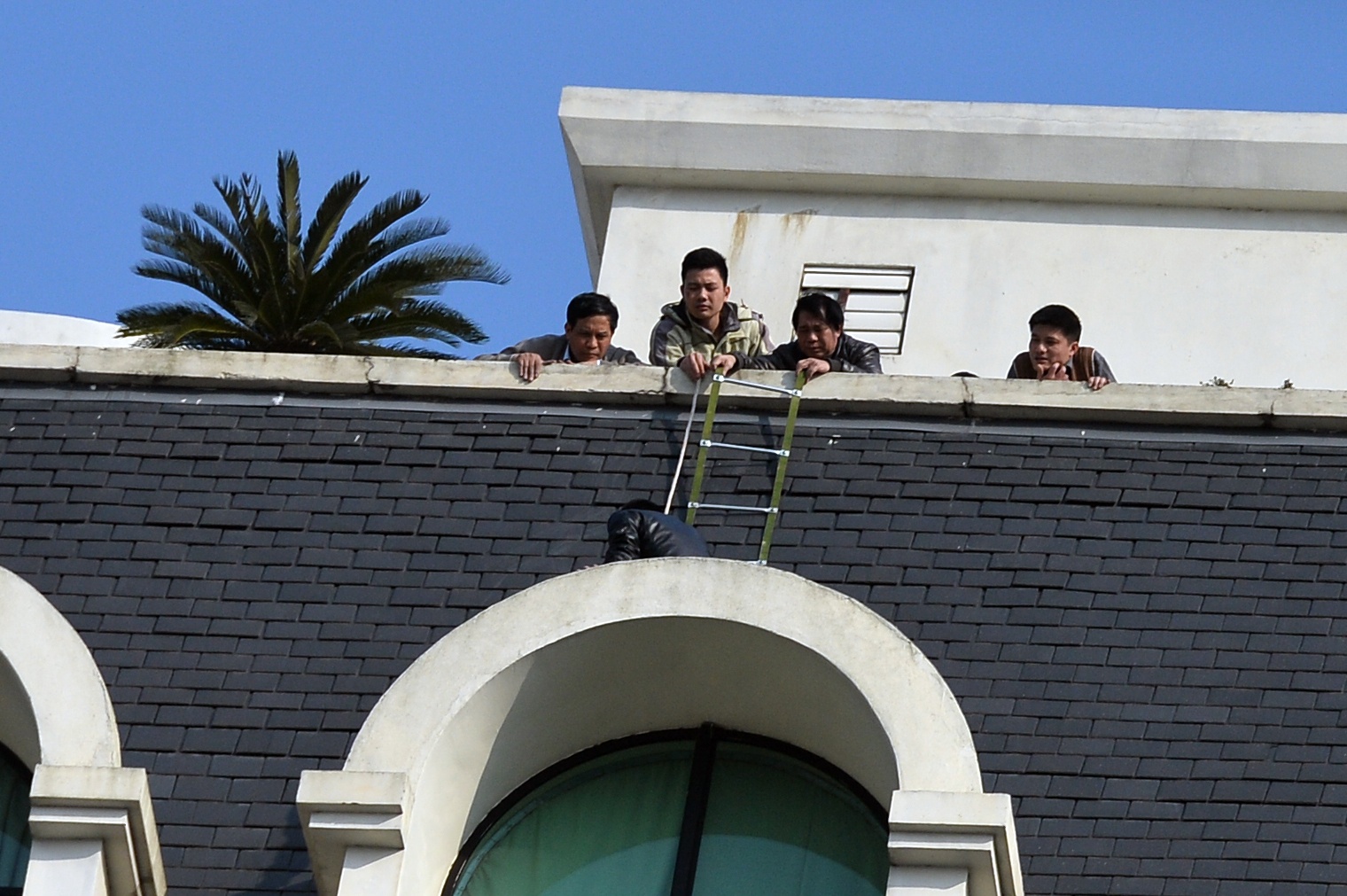 Hien truong nam thanh nien dinh tu tu giua Ha Noi hinh anh