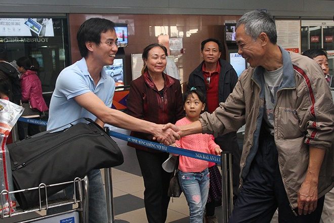 Nhung sinh vien tren chuyen bay cuoi cung ve Viet Nam an Tet hinh anh