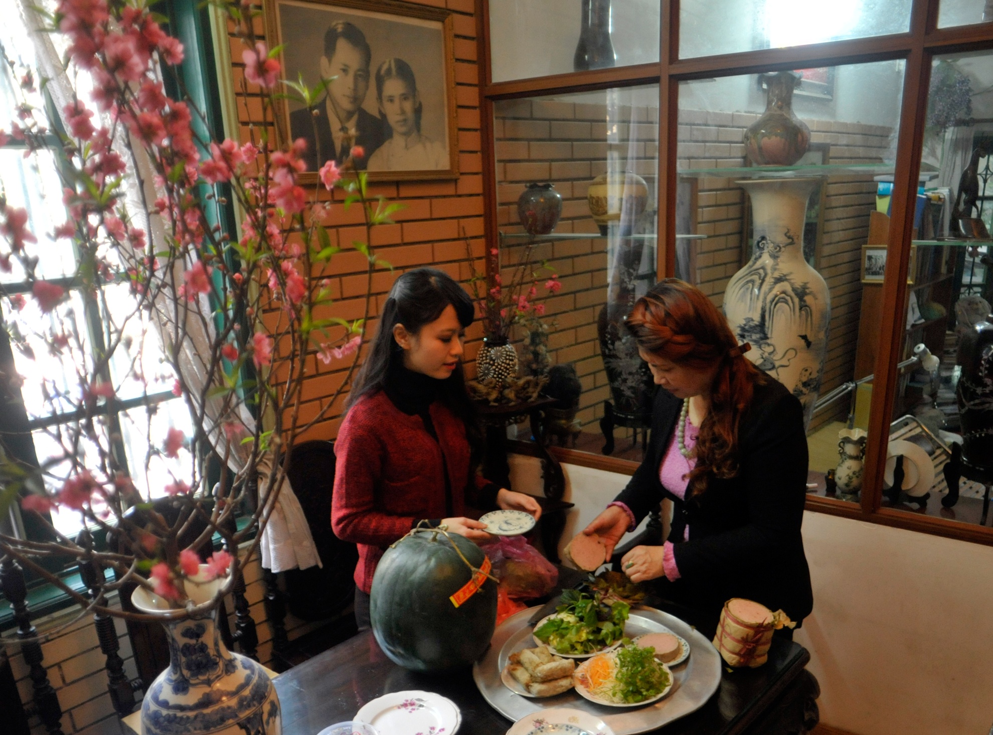 Net truyen thong cua gia dinh Viet moi sang mung 1 Tet hinh anh