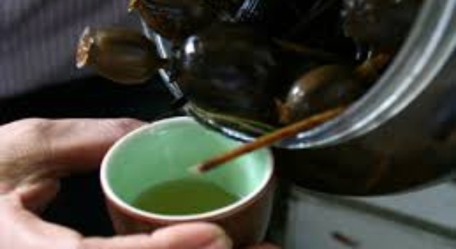 Uong ruou tang, nhieu nguoi 'co dia vi' bi ngo doc hinh anh