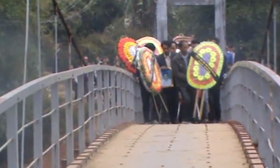 Clip khoanh khac sap cau kinh hoang hinh anh