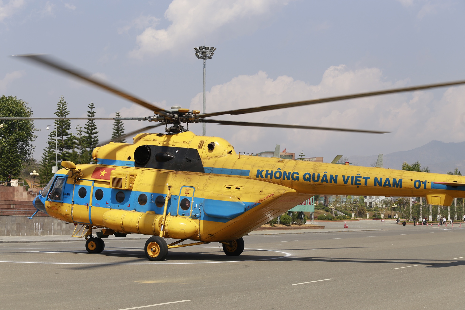 Clip truc thang cho bac si dap xuong Lai Chau hinh anh