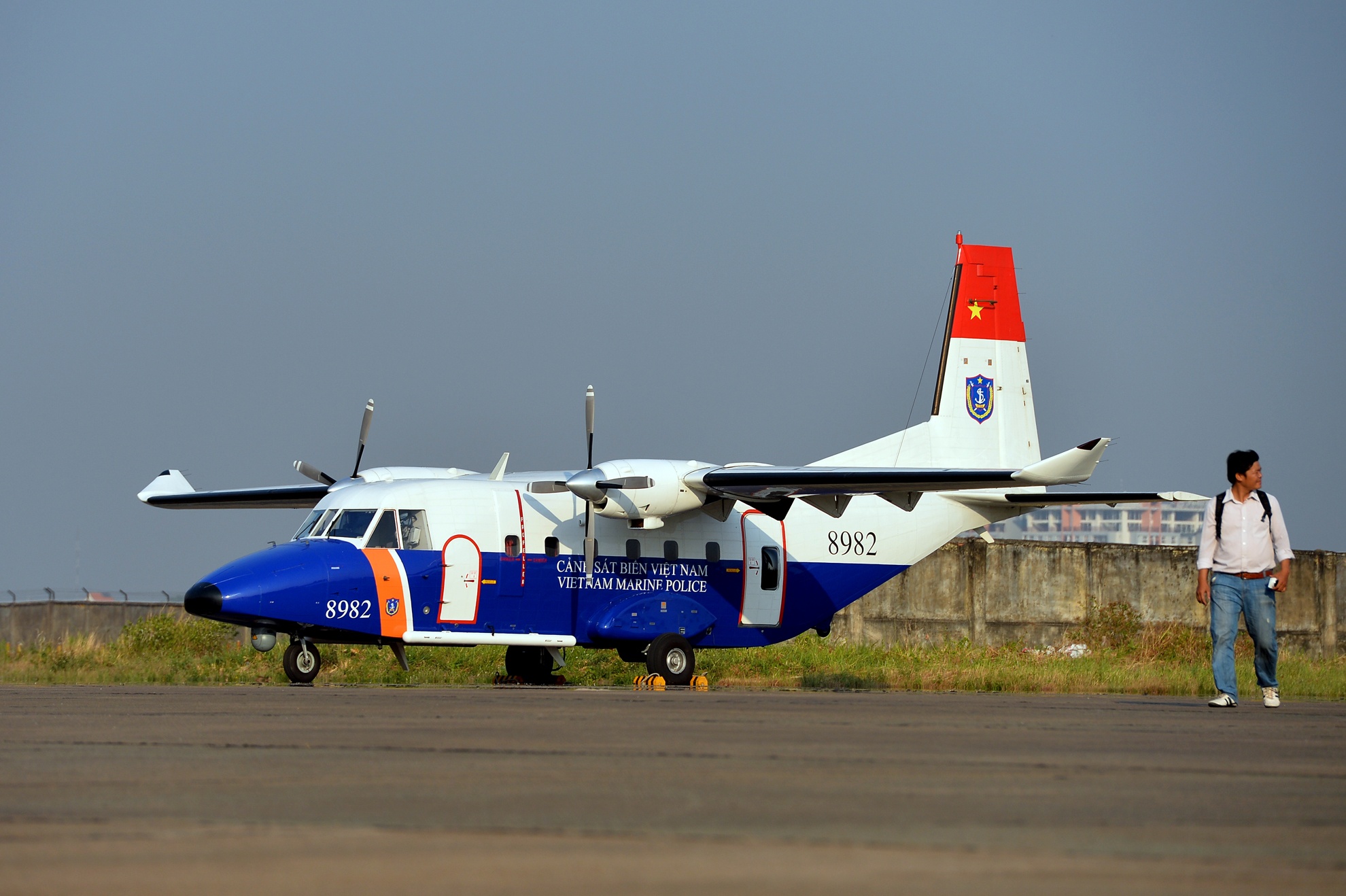 'May bay Viet Nam noi duoi nhau lien tuc khi troi sang' hinh anh