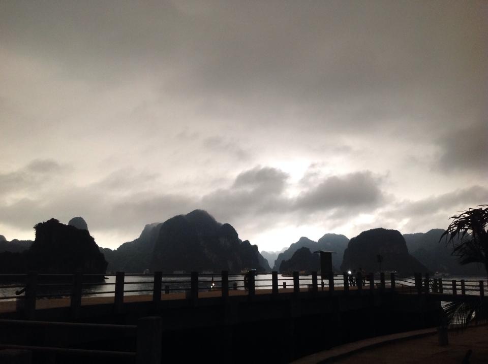 Nguoi Ha Long do ra duong xem canh ngay bien thanh dem hinh anh