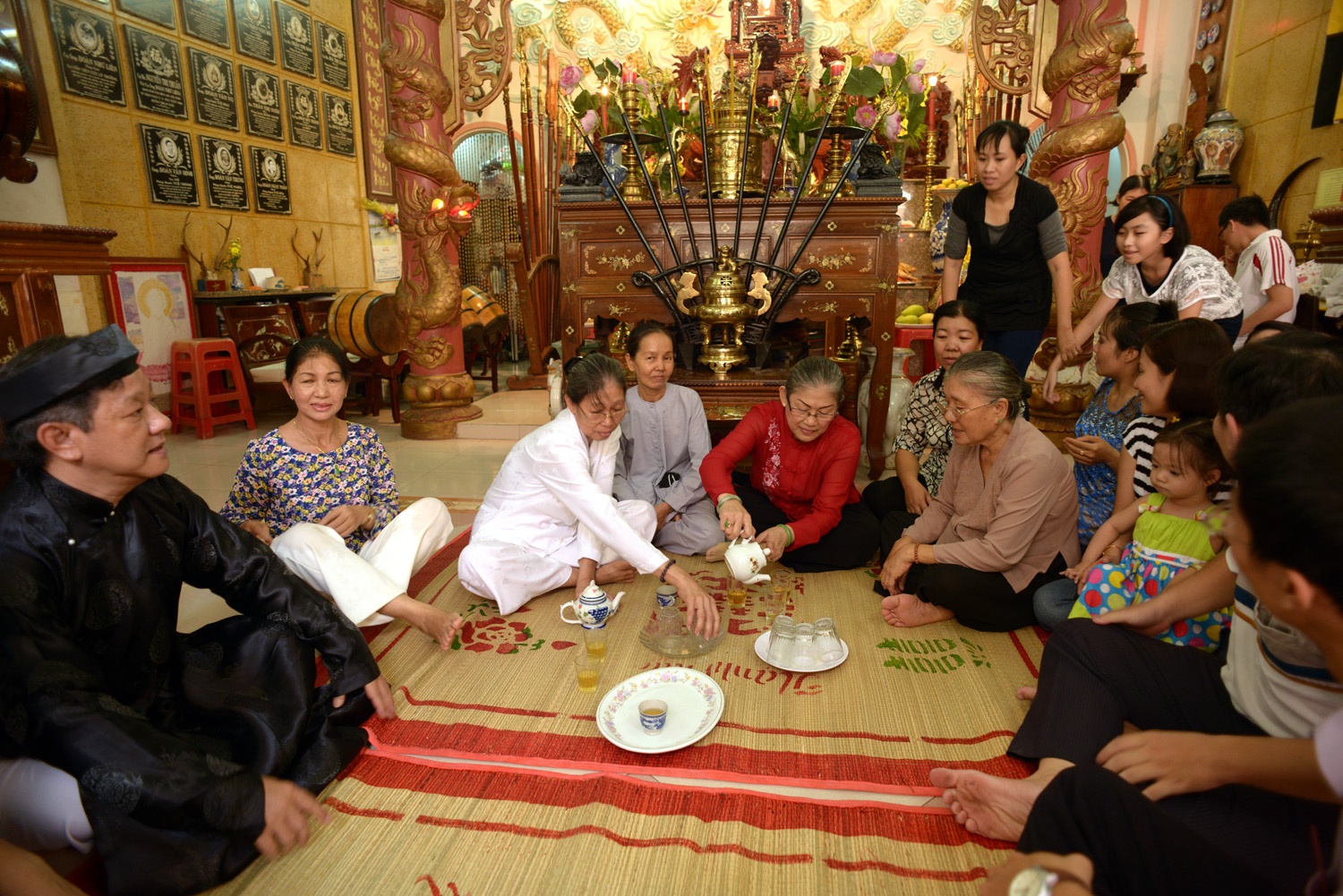 Sau buổi lễ, cả nhà quây quần bên nhau thụ lộc Tổ tiên.