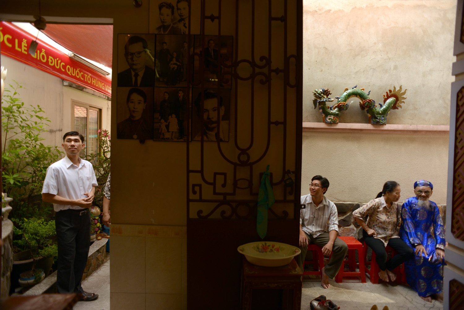 Căn nhà trong ngõ nhỏ bên bờ kênh Nhiêu Lộc của ông Đoàn Văn Tài là nơi con cháu dòng họ tìm về ngày Giỗ Tổ Hùng Vương hàng năm. Nhiều người biết đến cũng thành tâm đến làm lễ cùng gia đình họ Đoàn.
