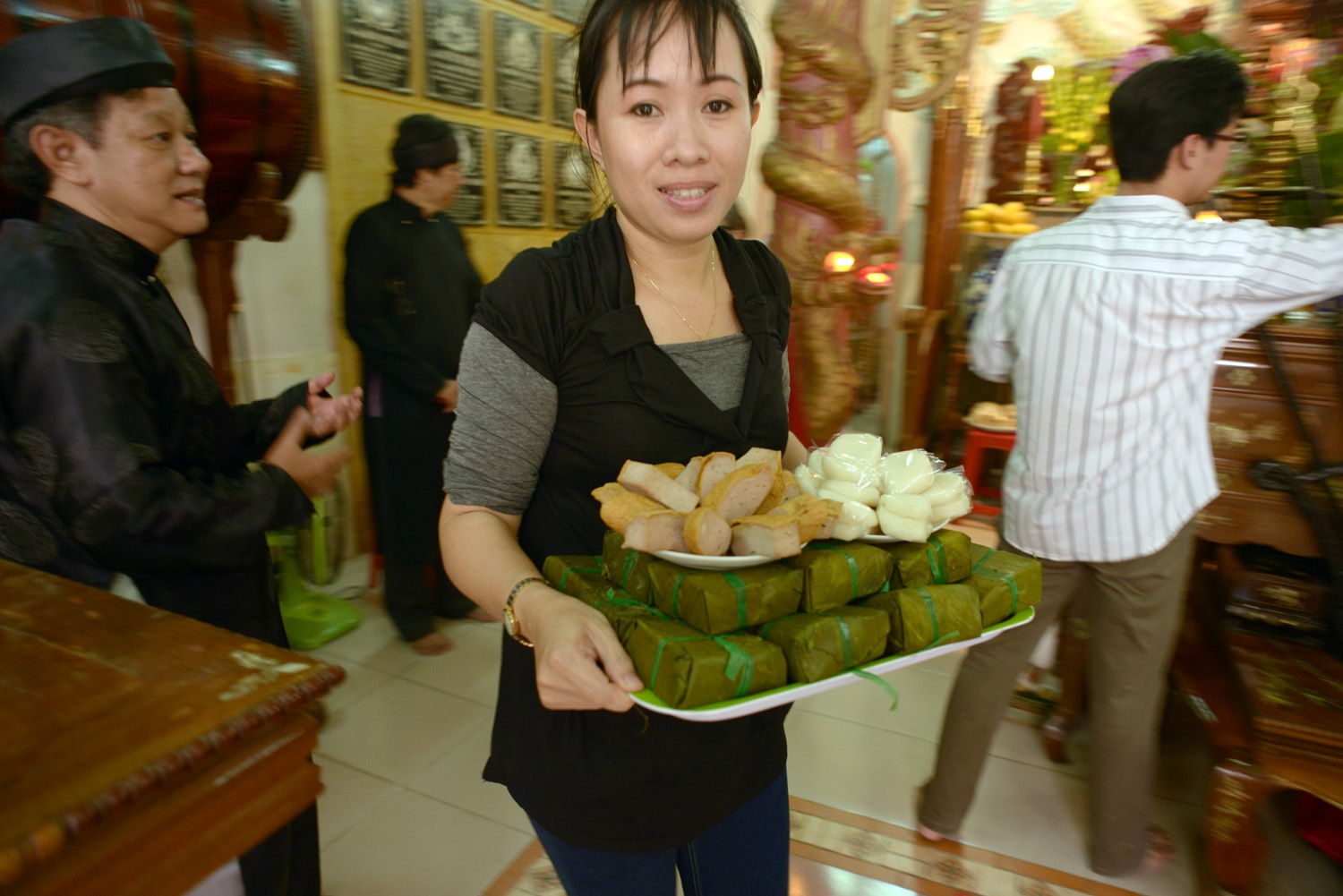 Ngày Giỗ Tổ, ngoài hương hoa bánh trái bao giờ gia đình cũng đặt bên bàn thờ Quốc Tổ mâm bánh chưng, bánh dầy như tục lệ cổ xưa của người Việt.