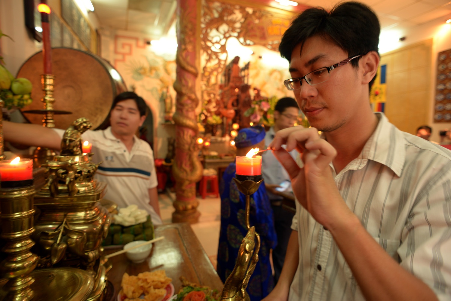 Từ sớm, con cháu Đoàn gia mỗi người một tay trang hoàng bàn thờ Quốc tổ và gia tiên để đúng 10 giờ bắt đầu làm lễ.