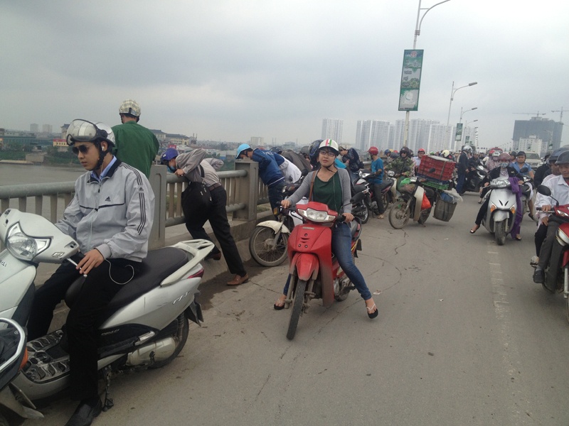 Thanh nien nhay tu cau Vinh Tuy xuong bai can hinh anh