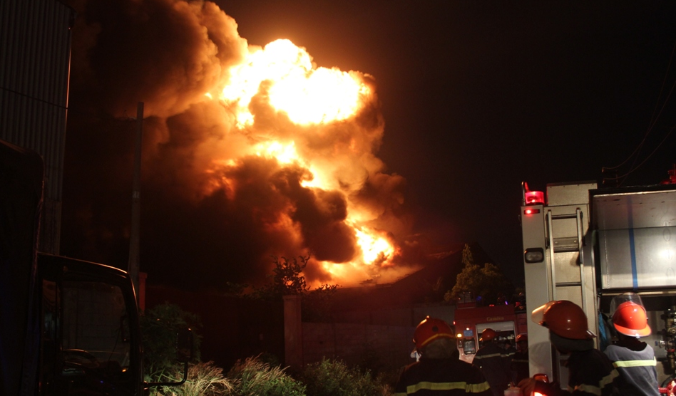 Chay du doi tai Sai Gon, quoc lo 1A bi phong toa hinh anh