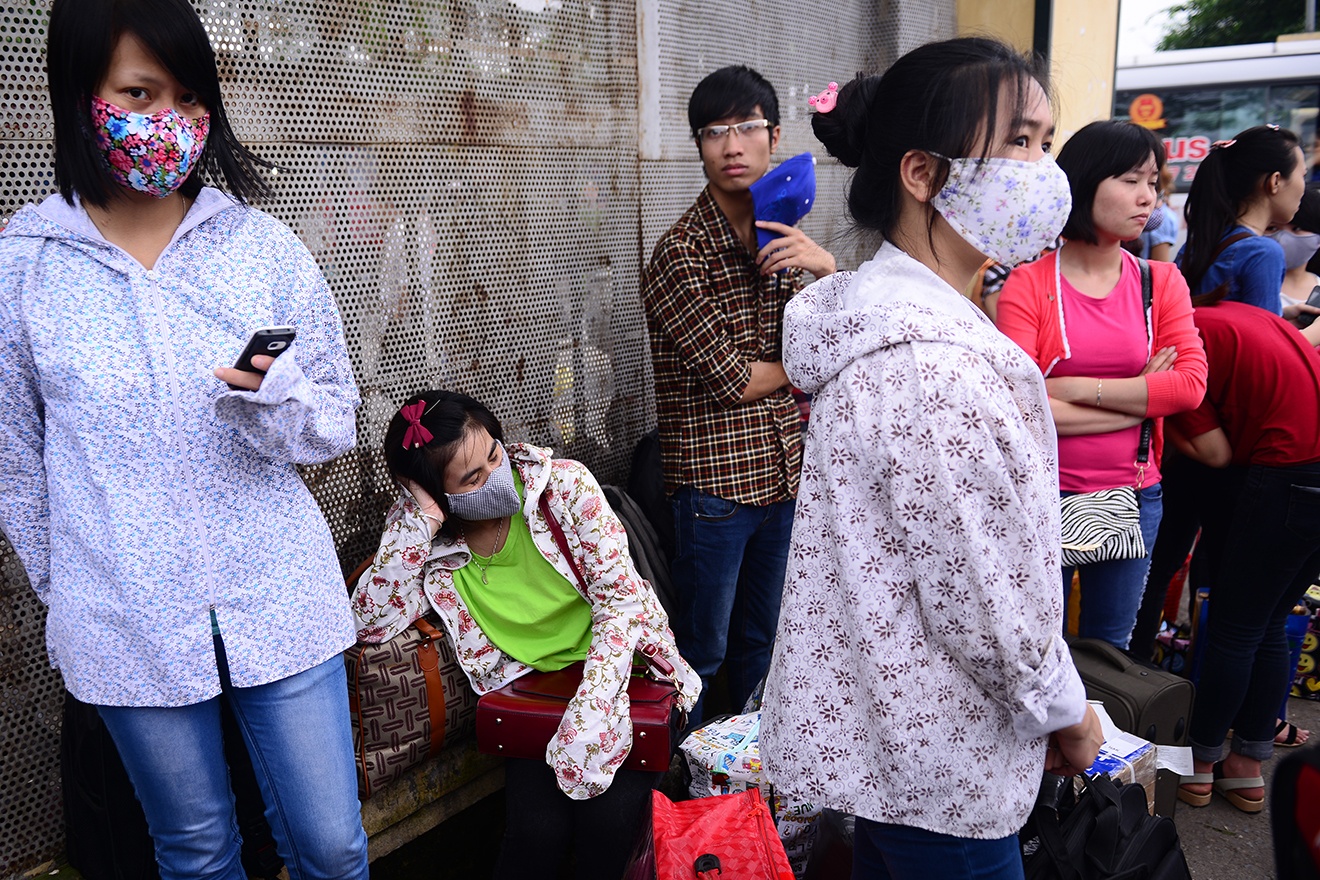 Ben xe qua tai, hanh khach tranh gianh cho ngoi hinh anh