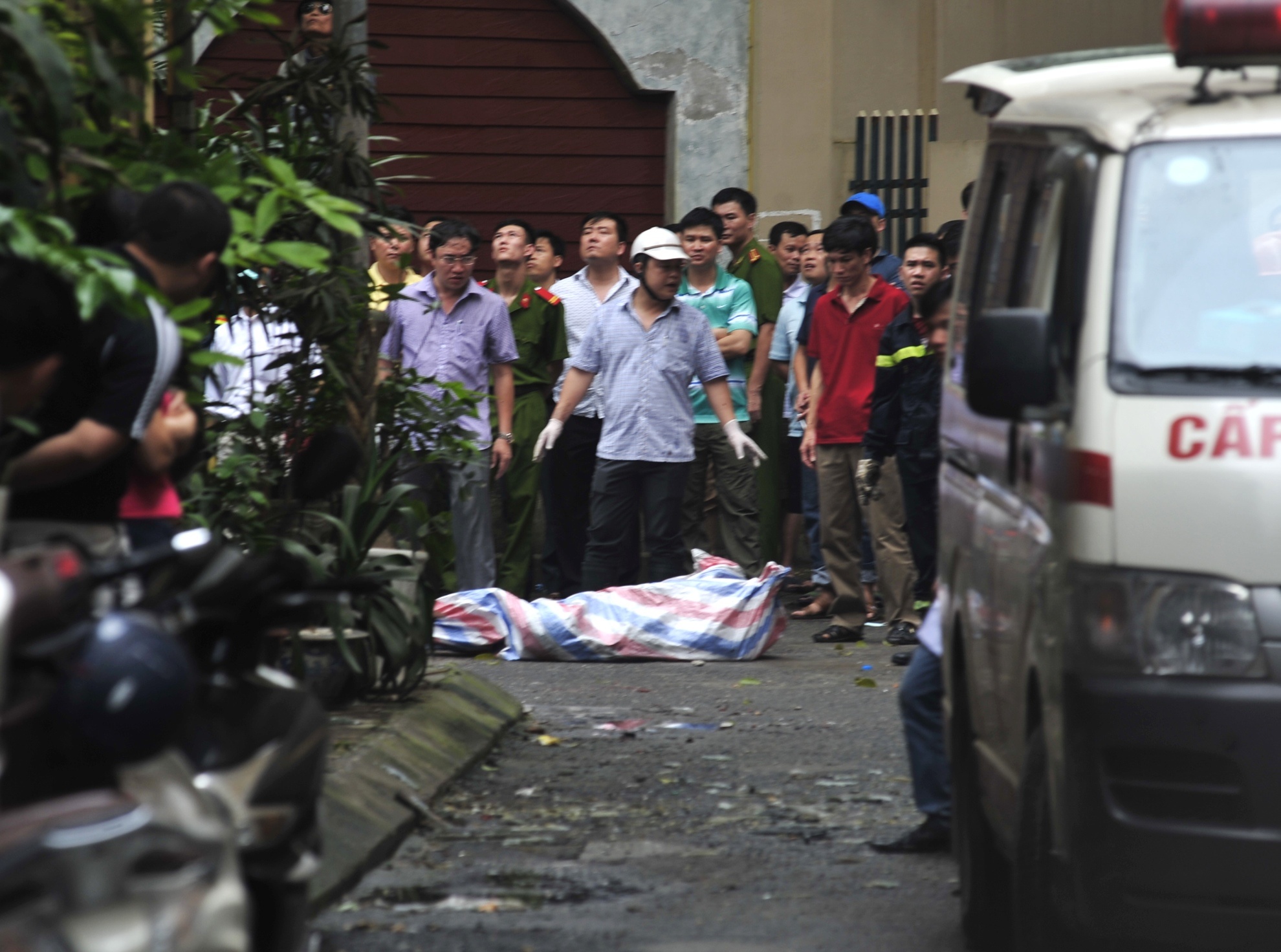 Chay quan karaoke, 5 nguoi chet hinh anh