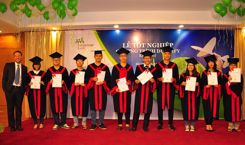 Hoc bong tram trieu tu chuong trinh du bi dai hoc quoc te hinh anh