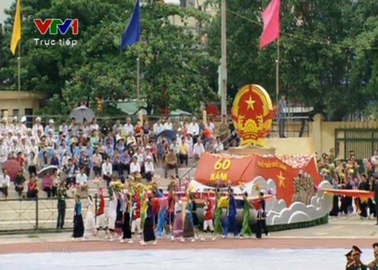 Nu quan nhan Viet Nam uy nghiem trong le dieu binh hinh anh