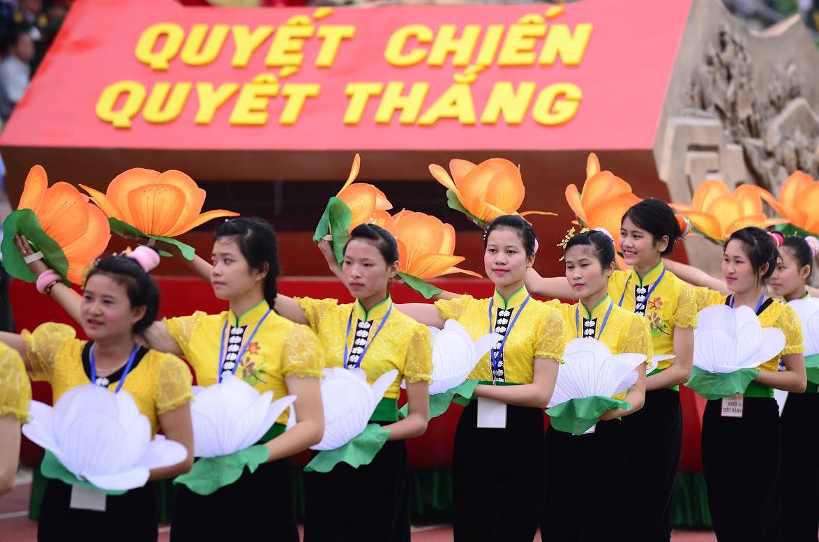 Mua hat chao mung chien thang Dien Bien Phu hinh anh