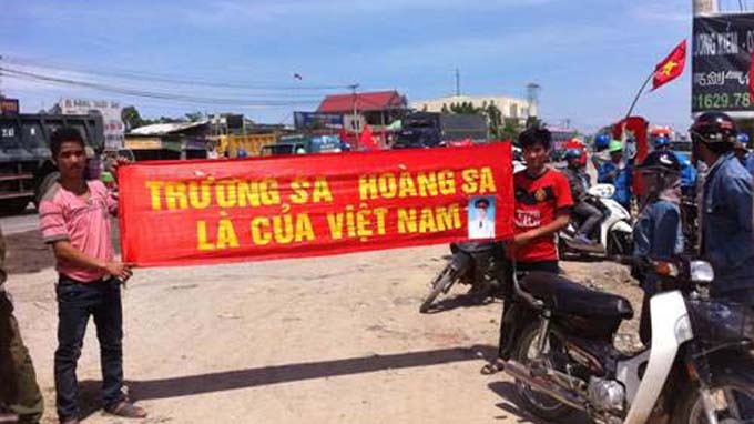 Ha Tinh: Xung dot lon phia ngoai nha may Formosa hinh anh