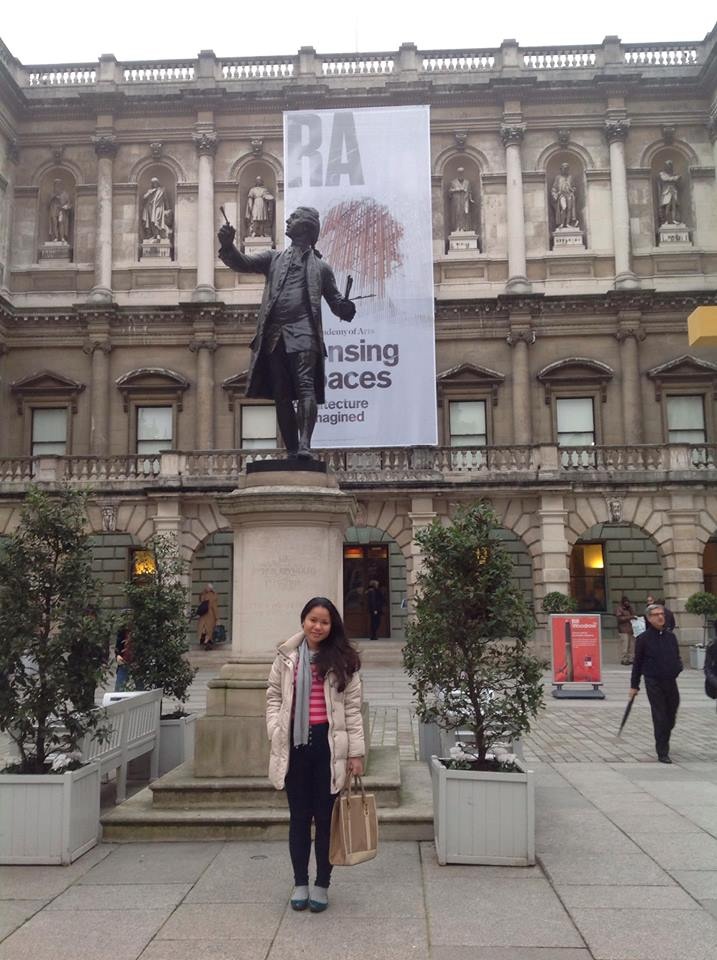 Duyên đến tham quan trường Royal Academy of Arts.