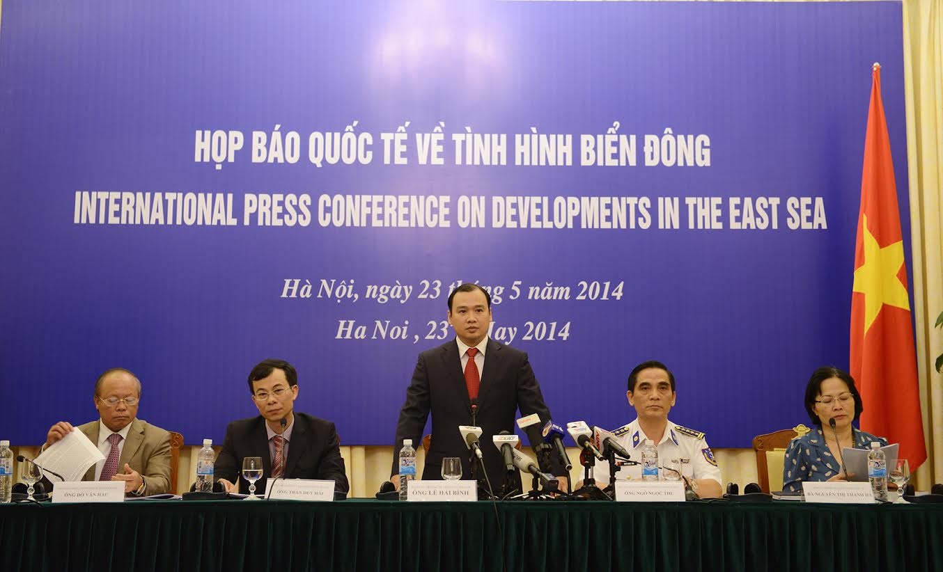 Hình ảnh tại buổi họp báo quốc tế về tình hình Biển Đông chiều 23/5. Ảnh: Anh Tuấn.